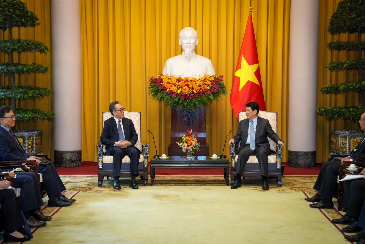 South Korean Foreign Minister Cho Tae-yul (left) is in talks with President Luong Cuong during their meeting in Hanoi on Thursday. (South Korea's Foreign Ministry)