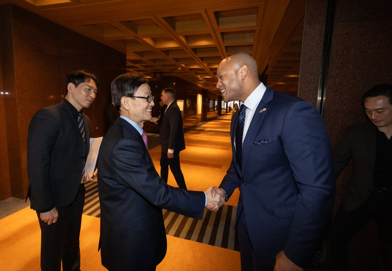 윤진식(가운데) 한국무역협회 회장과 웨스 무어 미 메릴랜드 주지사가 인사를 나누고 있다. [무역협회 제공]