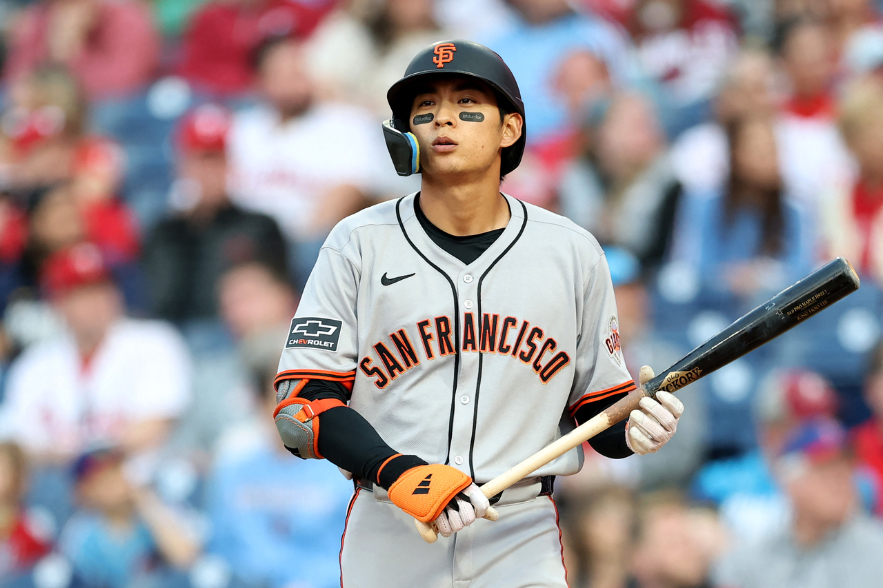 Lee Jung-hoo of the San Francisco Giants reacts during his at-bat against the Philadelphia Phillies during a Major League Baseball regular-season game at Citizens Bank Park in Philadelphia on Monday. (Getty Images)