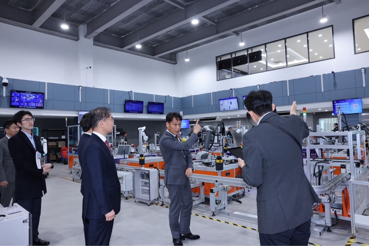 이상훈(사진 가운데) 한국산업단지공단 이사장이 한국로봇산업진흥원 첨단로봇 실증지원센터를 방문해 현장을 둘러보고 있다. [산단공 제공]