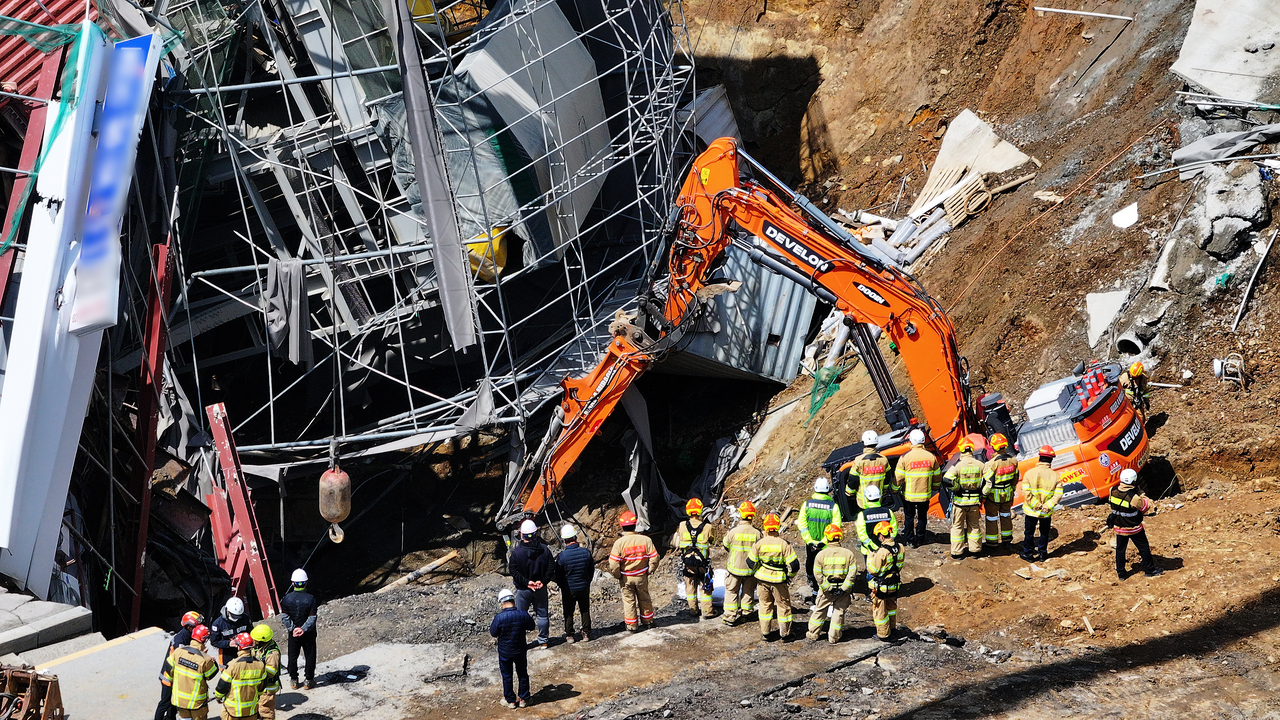 Rescue workers race to find a worker missing in the collapse of a subway construction site in the city of Gwangmyeong on Tuesday. (Yonhap)