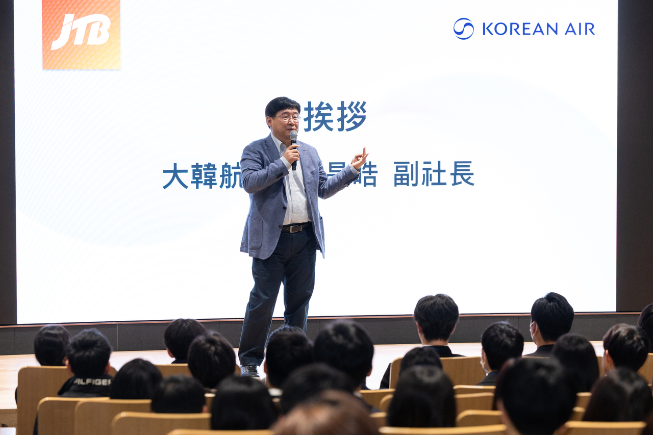대한항공이 지난 15일 오후 서울 강서구 대한항공 본사에서 일본 대형 여행사인 JTB 신입직원을 초청해 본사와 주요 시설을 소개하는 견학 행사를 진행했다. JTB 신입직원 견학 행사에서 최정호 대한항공 영업총괄 부사장이 인사말을 하고 있다. [대한항공 제공]