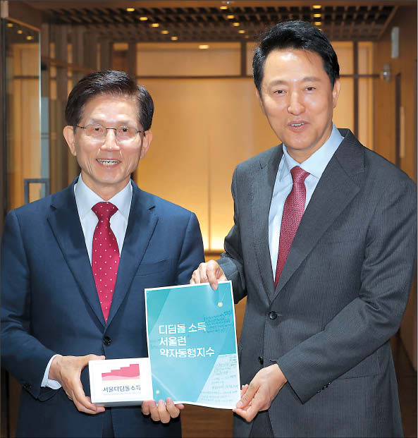 오세훈 서울시장과 회동을 마친 김문수(왼쪽) 국민의힘 대선 예비후보가 16일 서울시청 시장실을 나서며 배웅 나온 오 시장과 기념촬영을 하고 있다.  [연합]