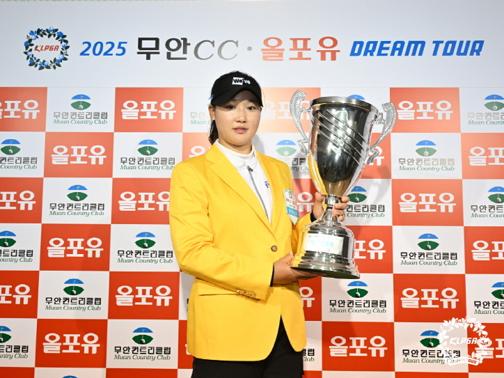 우승 트로피를 들고 포즈를 취한 김민솔. [사진=KLPGA]