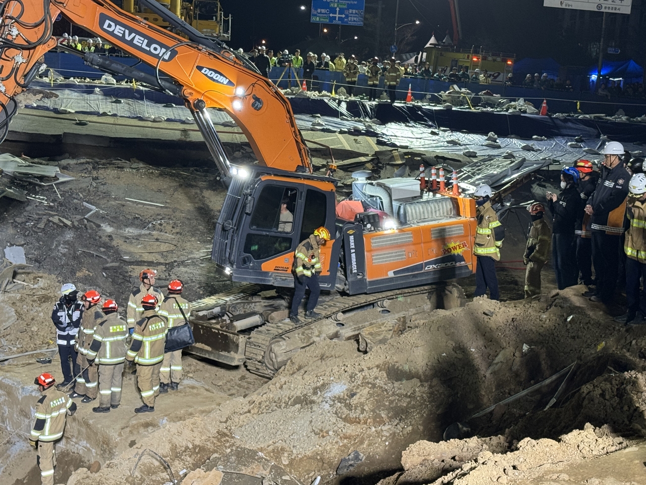 Rescue personnel work on retrieving the missing worker's body at a collapsed subway construction site in Gwangmyeong, Gyeonggi Province, Wednesday. (Newsis)
