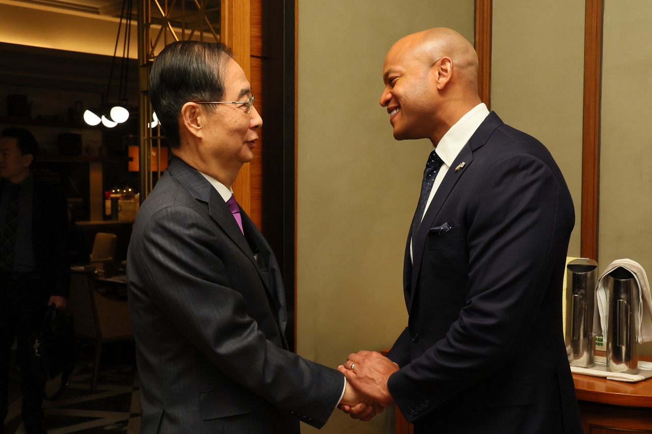 Acting President Han Duck-soo shakes hands with Maryland Gov. Wes Moore at a hotel in Seoul on Wednesday. (Han's office)