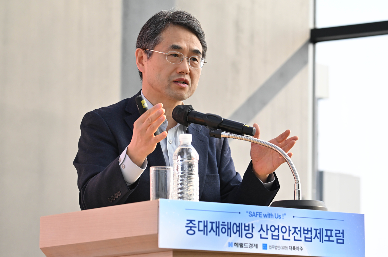 헤럴드경제와 법무법인 대륙아주가 공동주최하는 중대재해예방 산업안전법제포럼 4월 초청강연이 16일 오전 서울 중구 앰배서더 서울 풀만 호텔에서 열린 가운데 정진우 서울과학기술대 안전공학과 교수가 연사로 참석해 강연을 하고 있다. 임세준 기자