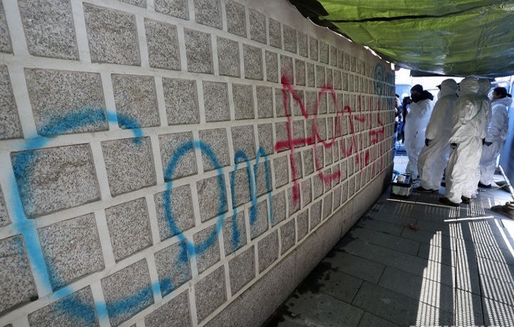 Workers from the Cultural Heritage Administration remove graffiti from the western wall of Gyeongbokgung Palace in Jongno-gu, Seoul, in 2023. (Newsis)
