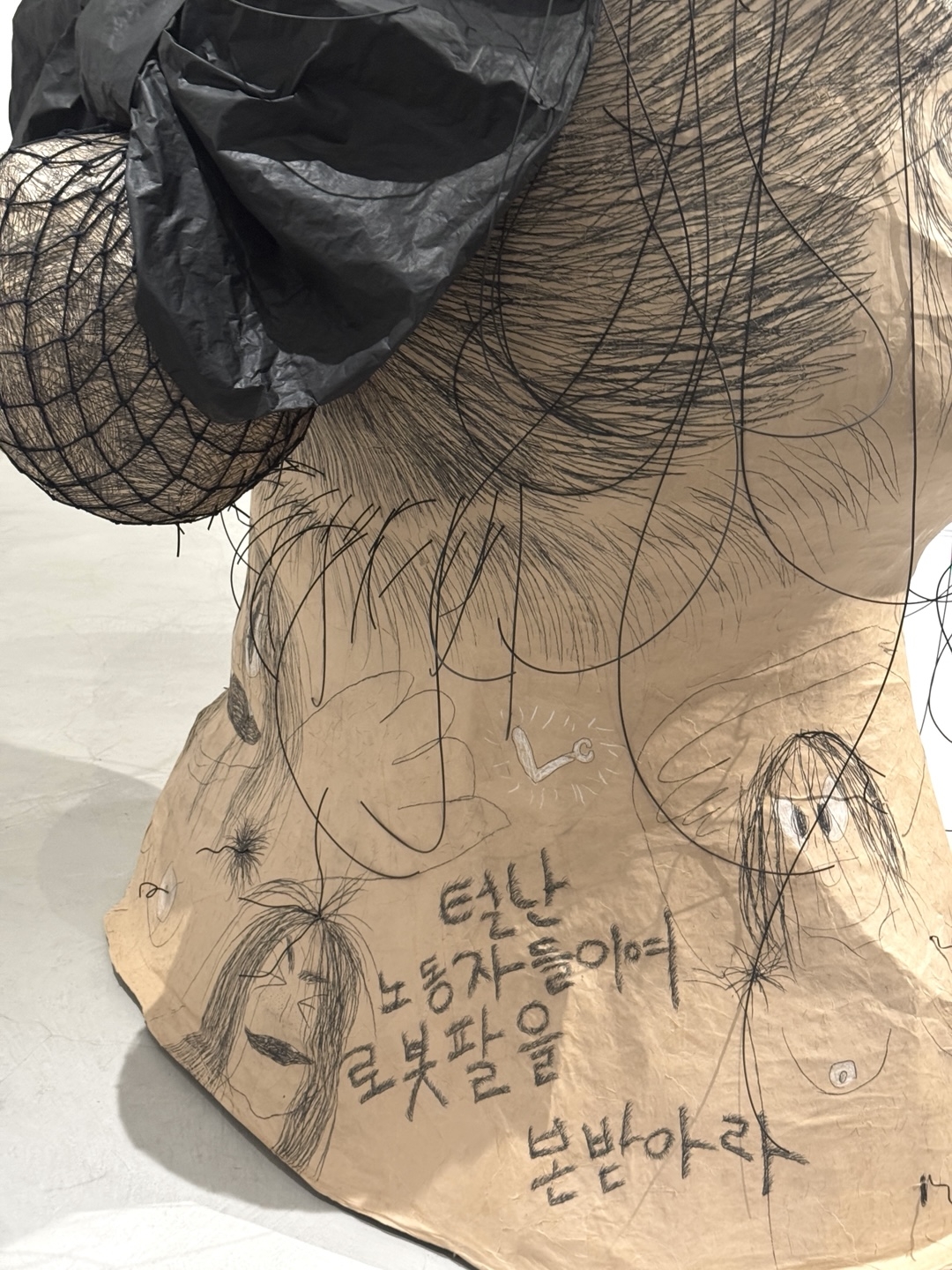 전시장에 설치된 신민의 유주얼 서스펙트 연작 중 ‘민정(검은머리짐승들이야 두피에 힘줘 안 빠지게)’(2025). 이정아 기자