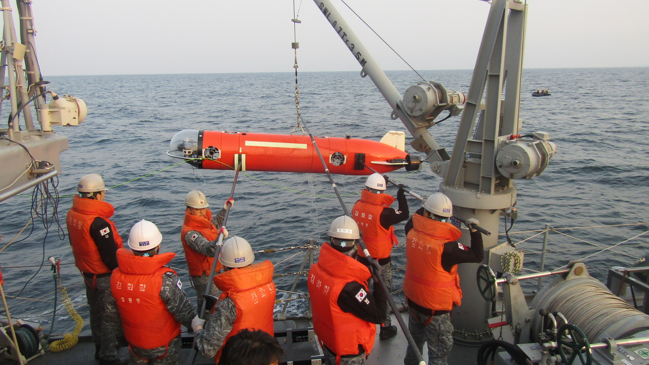 Troops take part in a combined naval exercise between South Korea and the United States held in waters off Pohang, 260 kilometers southeast of Seoul, to enhance their mine warfare capabilities, in this photo provided by the South's Navy on Wednesday. (Yonhap)