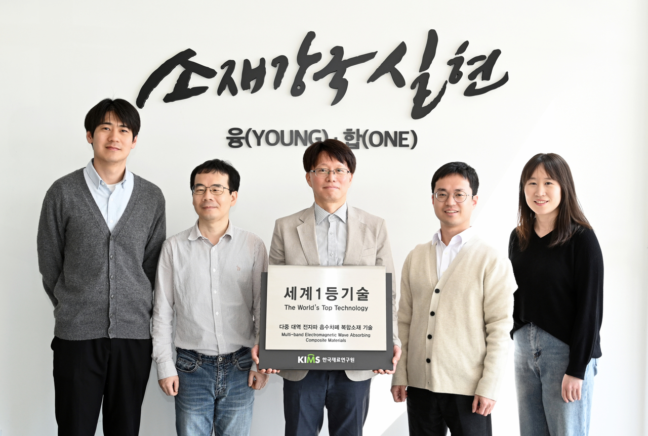 다중 대역 전자파 흡수차폐 복합소재 기술을 개발한 이상복(가운데) 박사 연구팀.[한국재료연구원 제공]