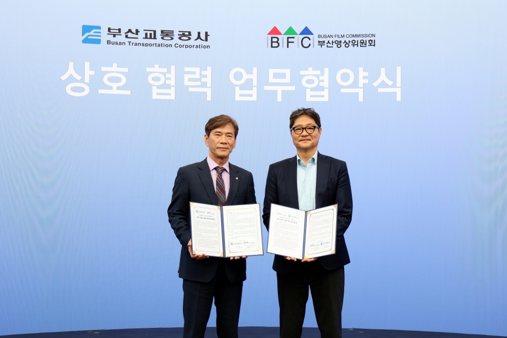 이병진 부산교통공사 사장(왼쪽), 강성규 부산영상위원회 운영위원장이 지난 15일 오후 부산영상위원회 영화촬영스튜디오 XR테크랩에서 두 기관의 영상·관광·홍보 콘텐츠 교류와 공동협력을 위한 업무협약을 체결한 뒤 기념사진을 촬영하고 있다. [부산교통공사 제공]