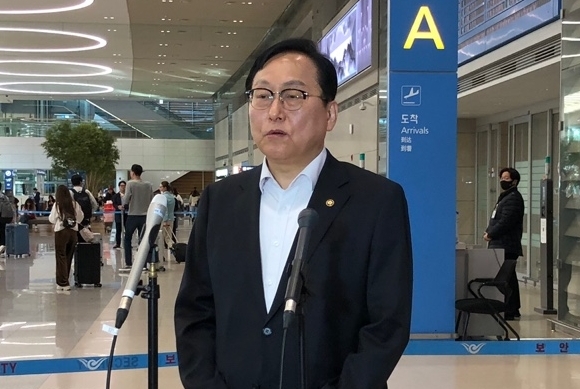 South Korean Trade Minister Cheong In-kyo speaks to reporters as he arrived at Incheon International Airport, just west of Seoul, on Friday, following a trip to Washington for tariff negotiations. (Yonhap)