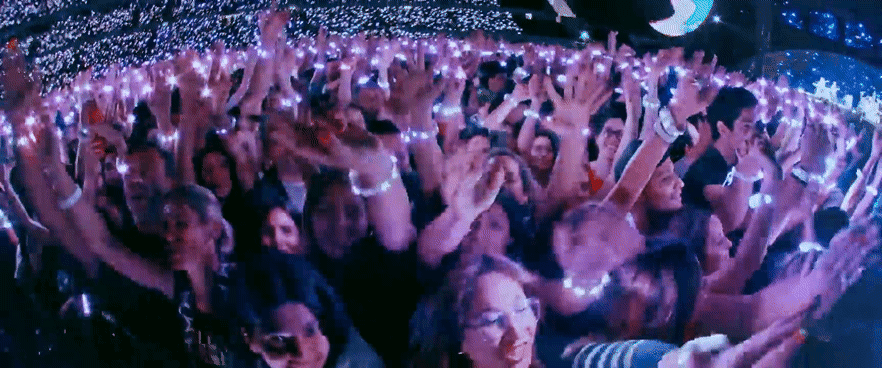 콜드플레이 공연장에서 관객들이 자이로밴드를 차고 있다.[유튜브 COLDPLAY 채널 갈무리]