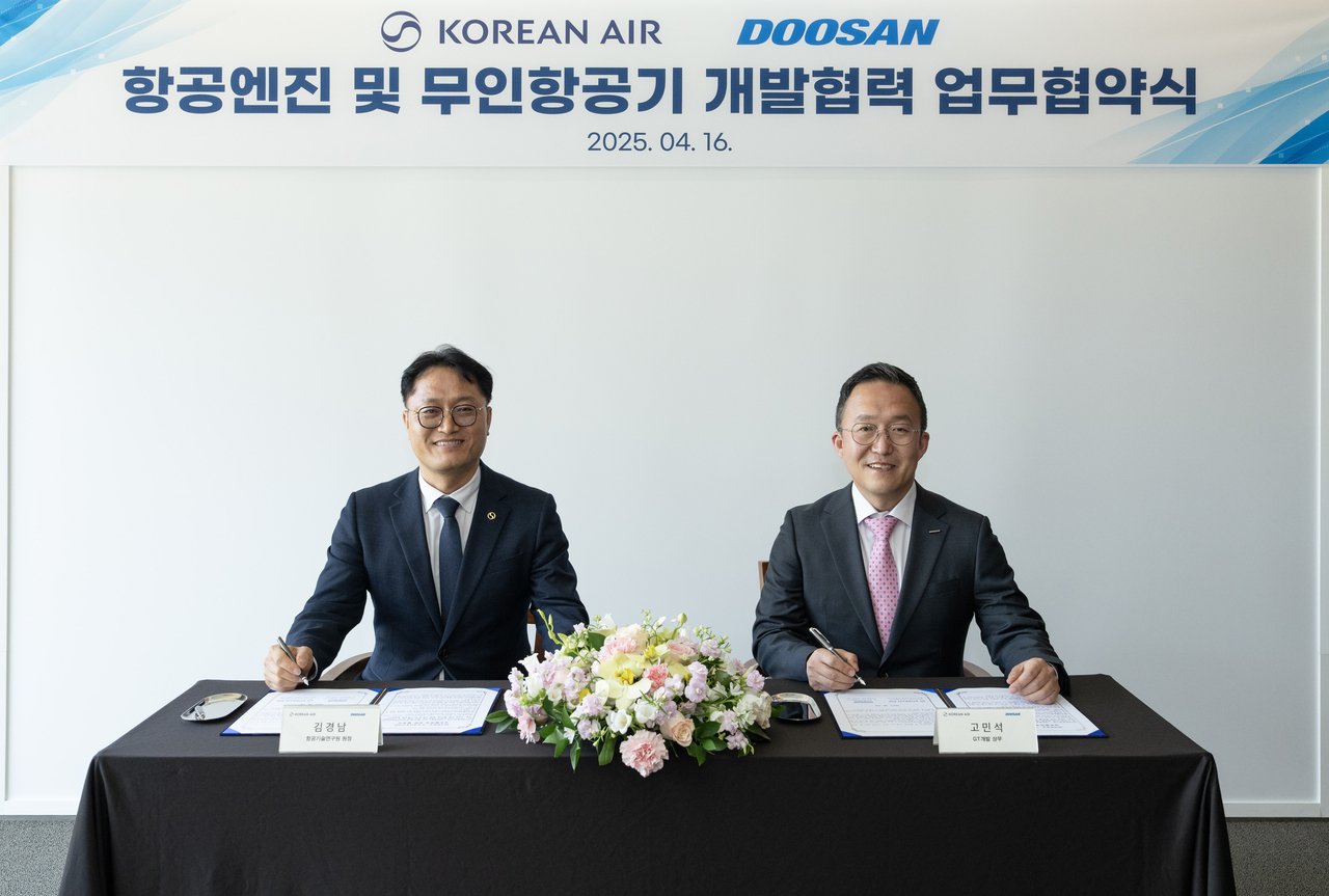 고민석(오른쪽) 두산에너빌리티 GT개발 담당과 김경남 대한항공 항공기술연구원장이 업무협약식에서 기념촬영을 하고 있다. [두산에너빌리티 제공]