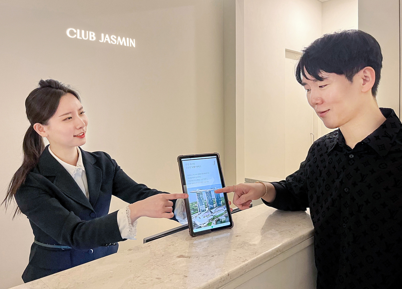 현대백화점 더현대 서울 VIP 라운지에서 직원이 고객에게 ‘마리나 베이 샌즈’ VIP 서비스 제휴 혜택을 설명하고 있다. [현대백화점 제공]