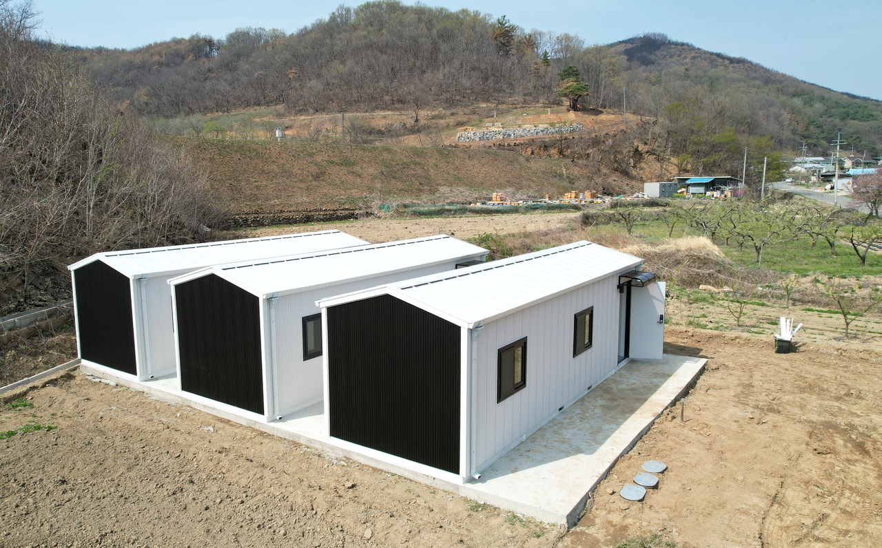 의성군이 산불 이재민을 위해 안평면에 컨테이너 6동 규모의 임시주거시설 을 설치했다(의성군 제공)