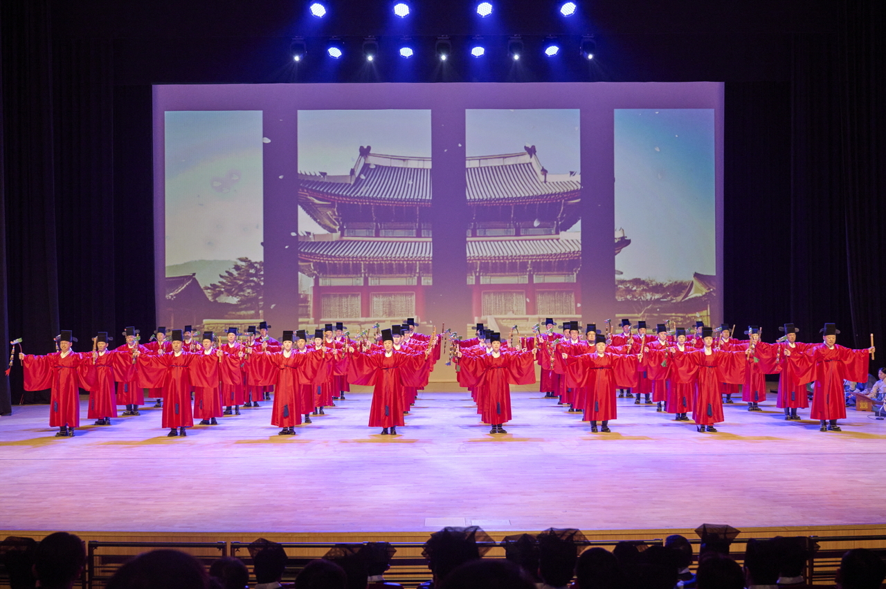 16일 광주예술의전당 대극장에서 열린 ‘제4회 크라운해태 한음회’ 광주공연에서 크라운해태제과 임직원 국악동아리 ‘팔풍의 몸짓팀’이 종묘제례일무 ‘보태평지무 중 희문’을 공연하고 있다. [크라운해태 제공]