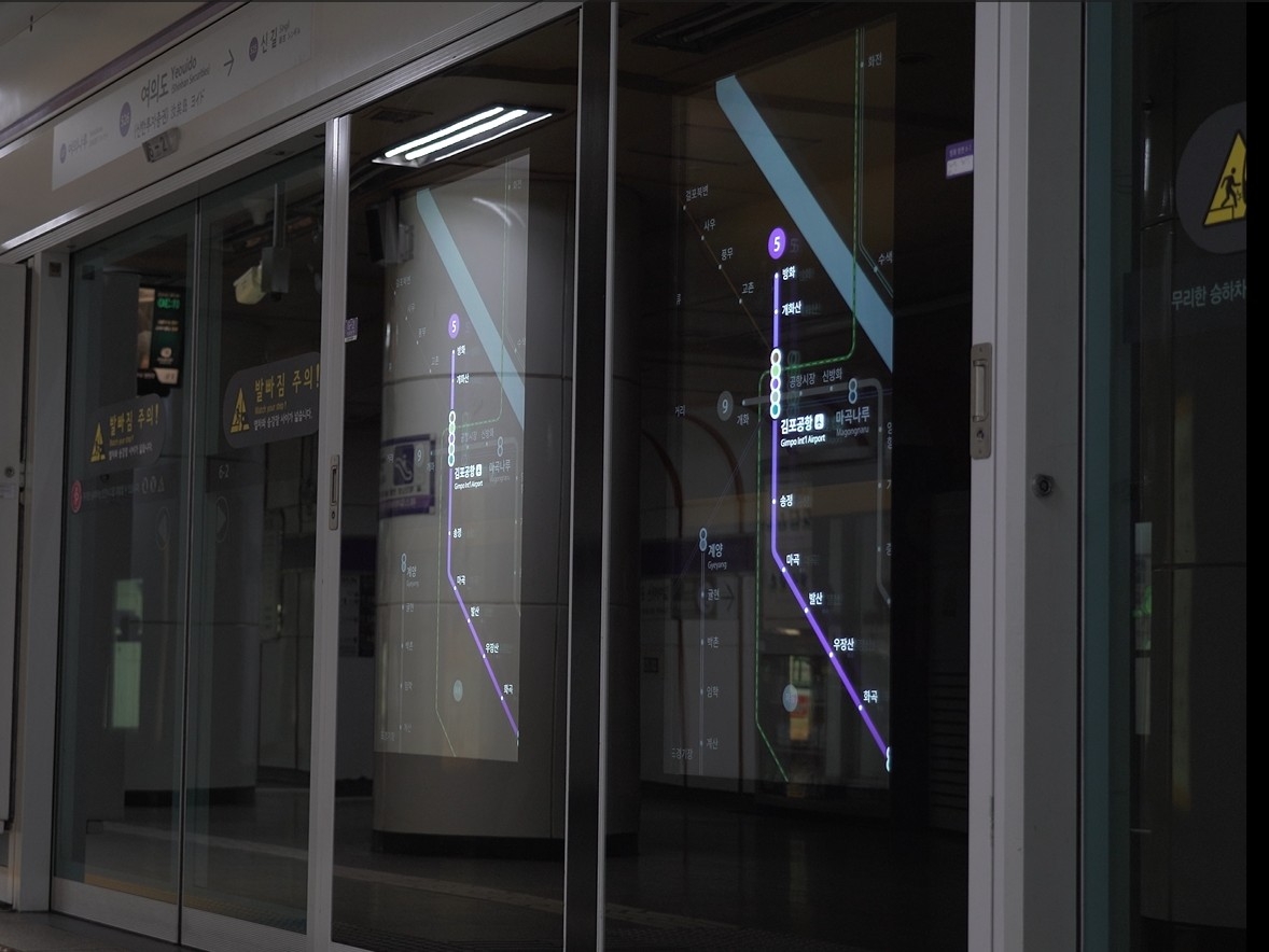 여의도역에 승강장 OLED 시범 설치된 단일노선도. [서울시 제공]