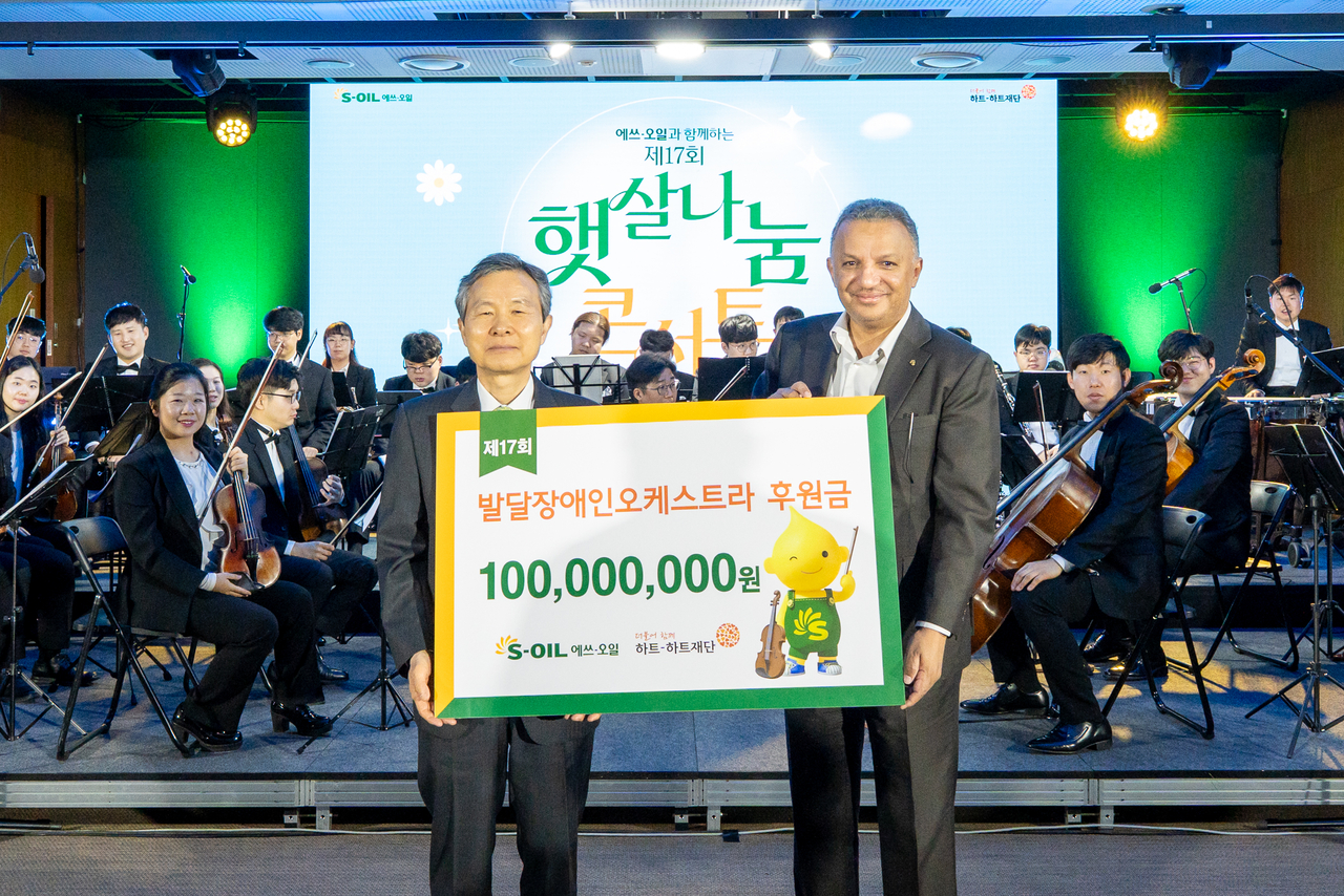 The Heart to Heart Foundation President Oh Jee-chul (left) and S-Oil CEO Anwar Al-Hejazi pose for photo during the donation ceremony in Seoul (S-Oil)
