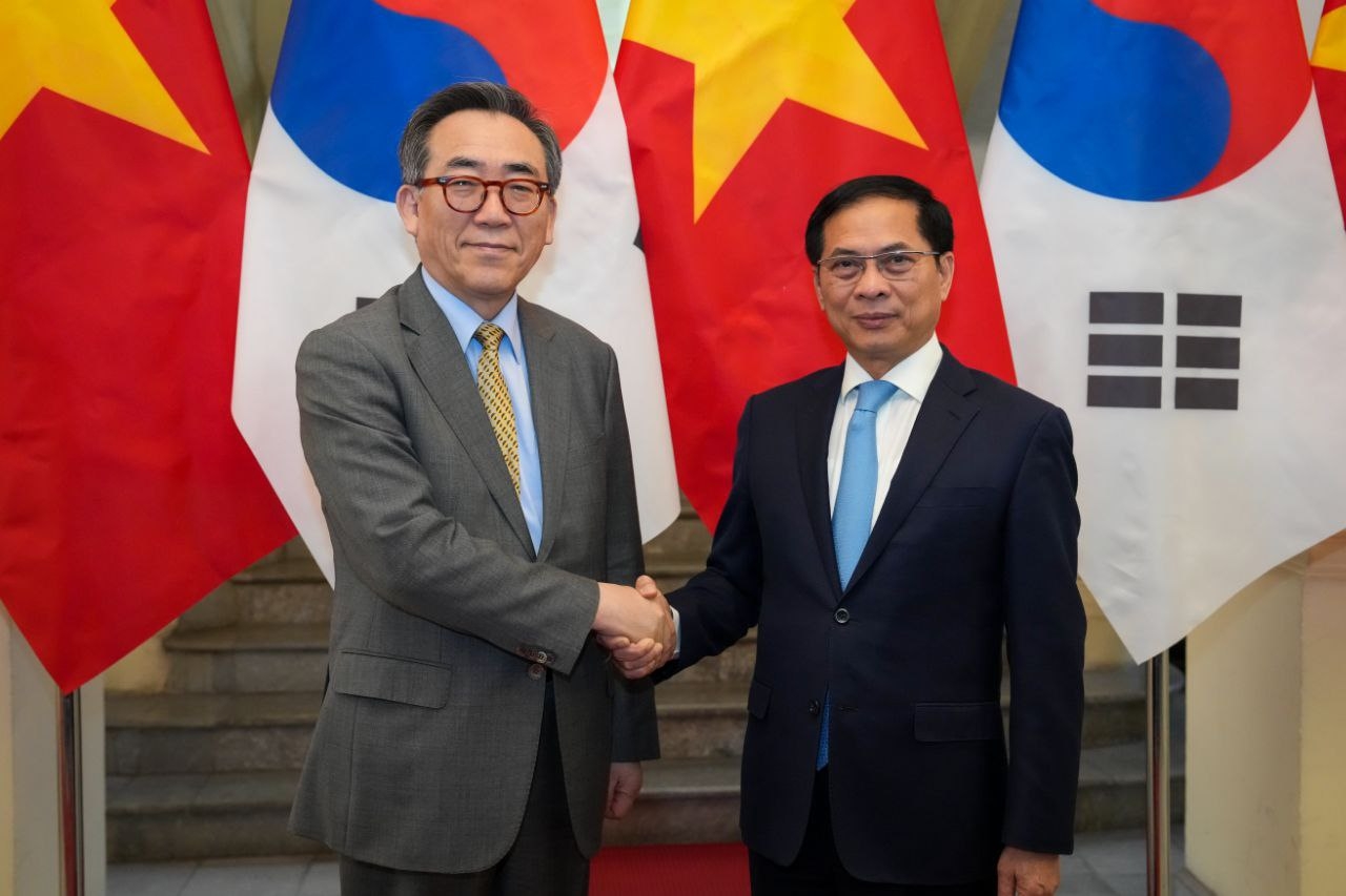 South Korea's Foreign Minister Cho Tae-yul (left) poses for a photo with Vietnam's Deputy Prime Minister and Foreign Minister Bui Thanh Son during their meeting in Hanoi, Vietnam, Tuesday. (South Korea's Foreign Ministry)