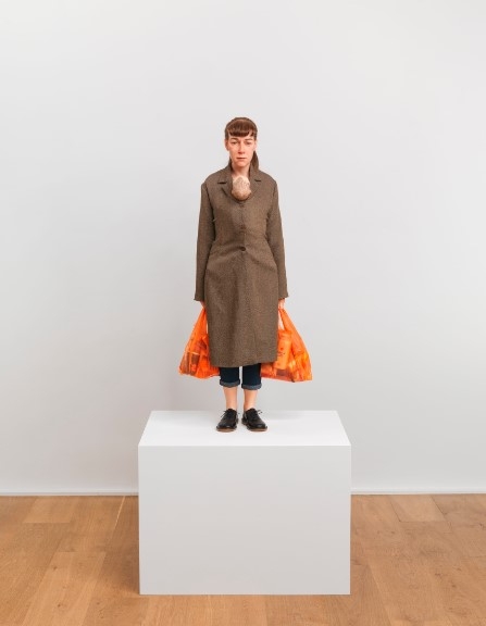 Installation view of "Woman with Shopping" by Ron Mueck at MMCA Seoul (Courtesy of MMCA)