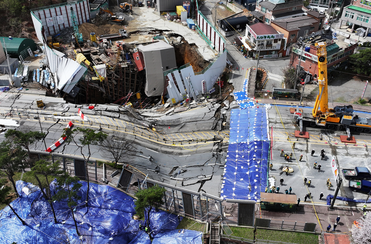 The photo taken on Sunday shows pavement in Gwangmyeong, Gyeonggi Province that caved, as a result of ground settlement at a subway construction site. (Yonhap)