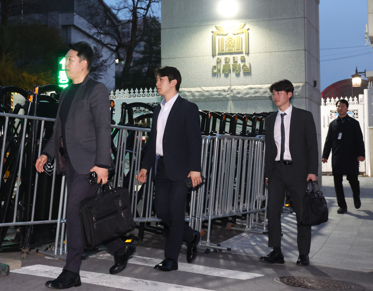 대통령실 압수수색을 시도했던 경찰 비상계엄 특별수사단이 16일 서울 용산 대통령실 민원실 출입구를 나서고 있다.  [대통령실통신기자단]