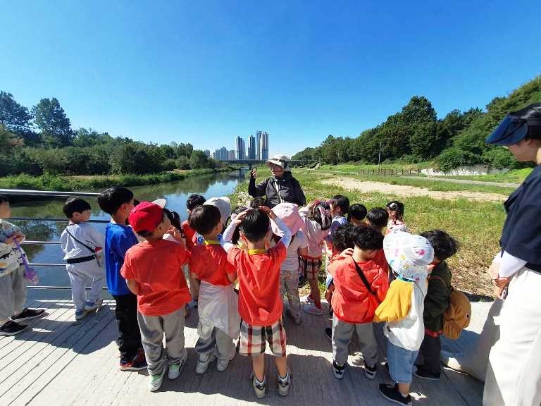 수질 개선 후 명품 하천으로 재탄생한 승기천에 학생들이 찾아 견학하고 있다.[인천 연수구 제공]
