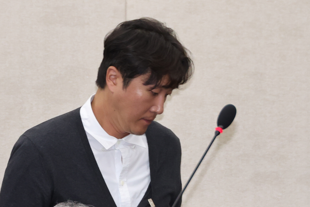 ‘환자 사망 사건 병원장’ 양재웅 국감 출석
(서울=연합뉴스) 김주성 기자 = 정신건강의학과 전문의 겸 방송인 양재웅 씨가 23일 오후 서울 여의도 국회에서 열린 보건복지위원회의 복지부 등에 대한 종합 국정감사에 증인으로 출석해 질의에 답한 뒤 증인석으로 돌아가고 있다. 2024.10.23
utzza@yna.co.kr
(끝)
<저작권자(c) 연합뉴스, 무단 전재-재배포, AI 학습 및 활용 금지>