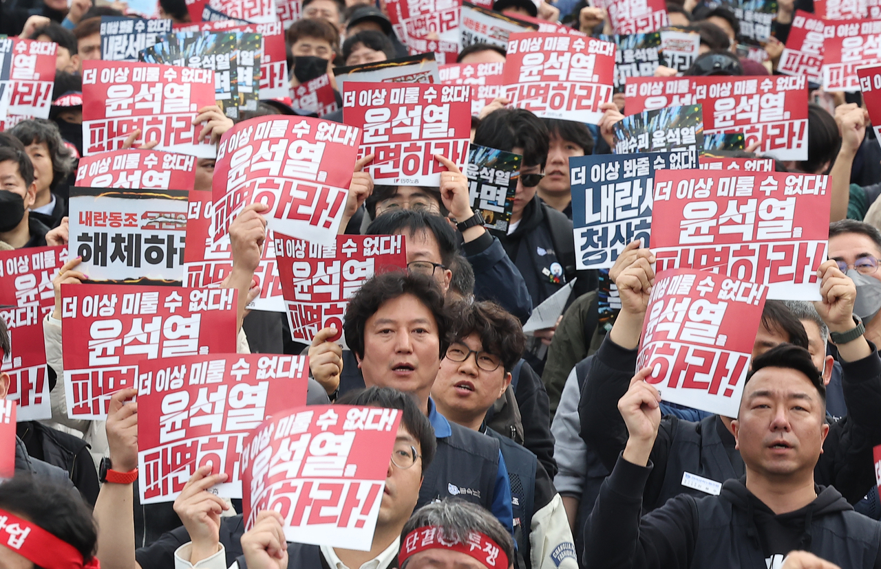 전국민주노동조합총연맹(민주노총)이 27일 윤석열 대통령에 대한 헌법재판소의 탄핵심판 선고일 지정을 촉구하며 총파업에 돌입하자 조합원들이 종로구 광화문광장에서 파업 대회에 참가해 구호를 외치고 있다. [연합]