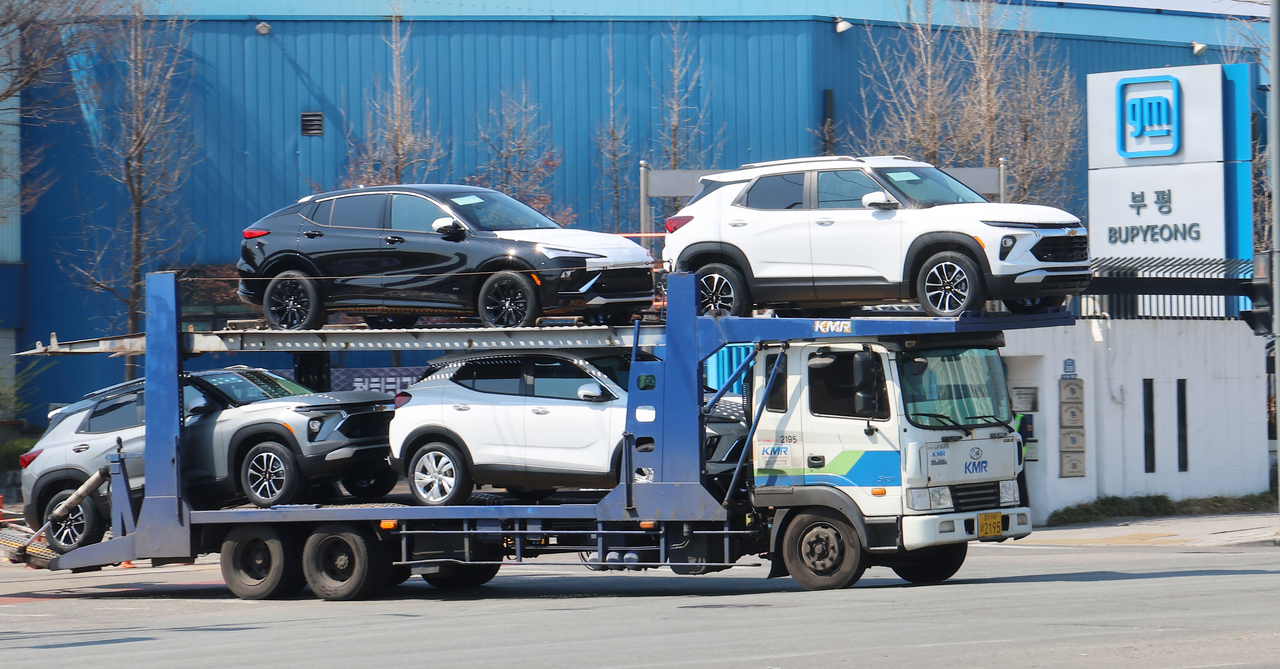 This Apr. 1 file photo shows newly built vehicles being transported from GM Korea's plant in Incheon, west of Seoul. (Yonhap)