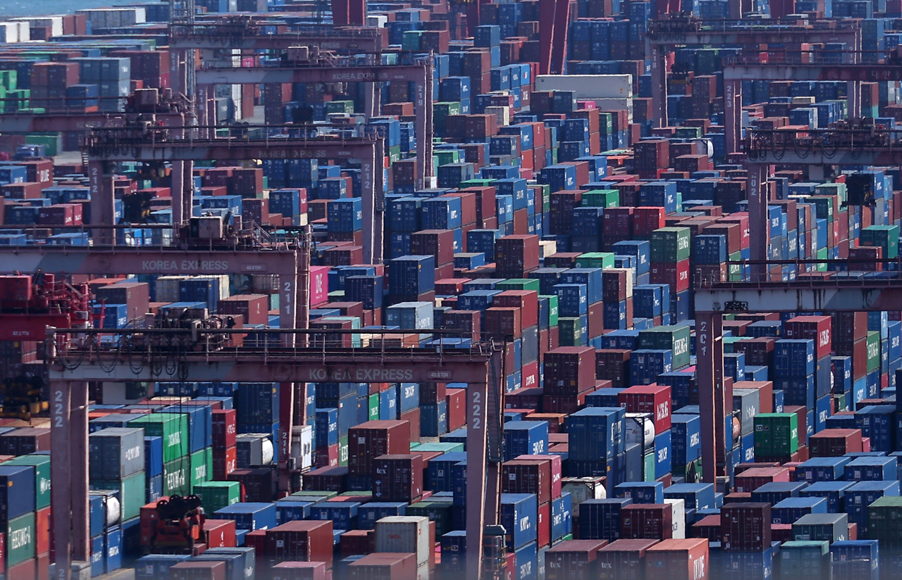 This file photo taken Apr. 3 shows a port in Busan. (Yonhap)