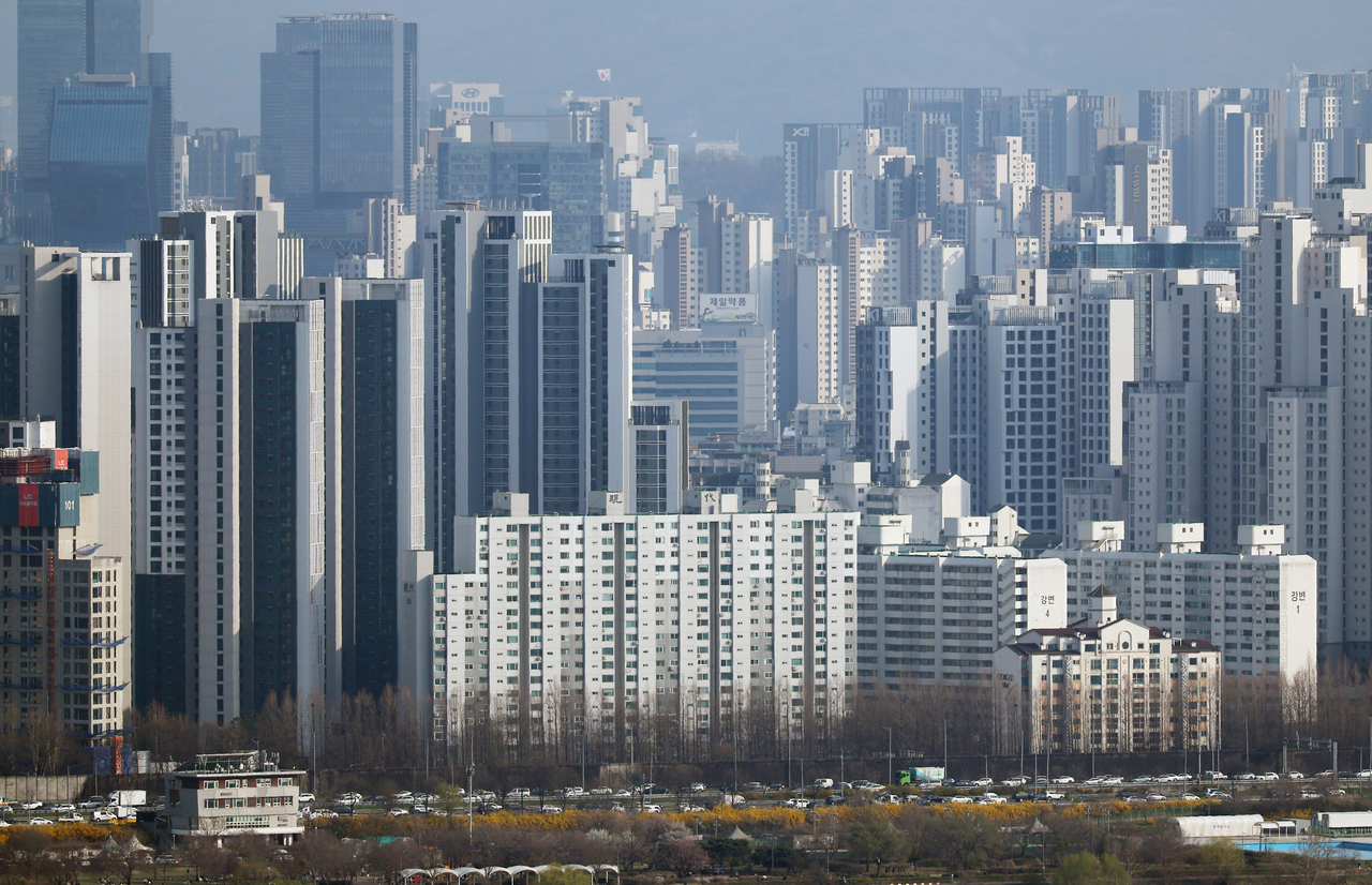 서울 한강 인근에서 바라본 서초구와 강남구 일대 아파트의 모습. [연합]