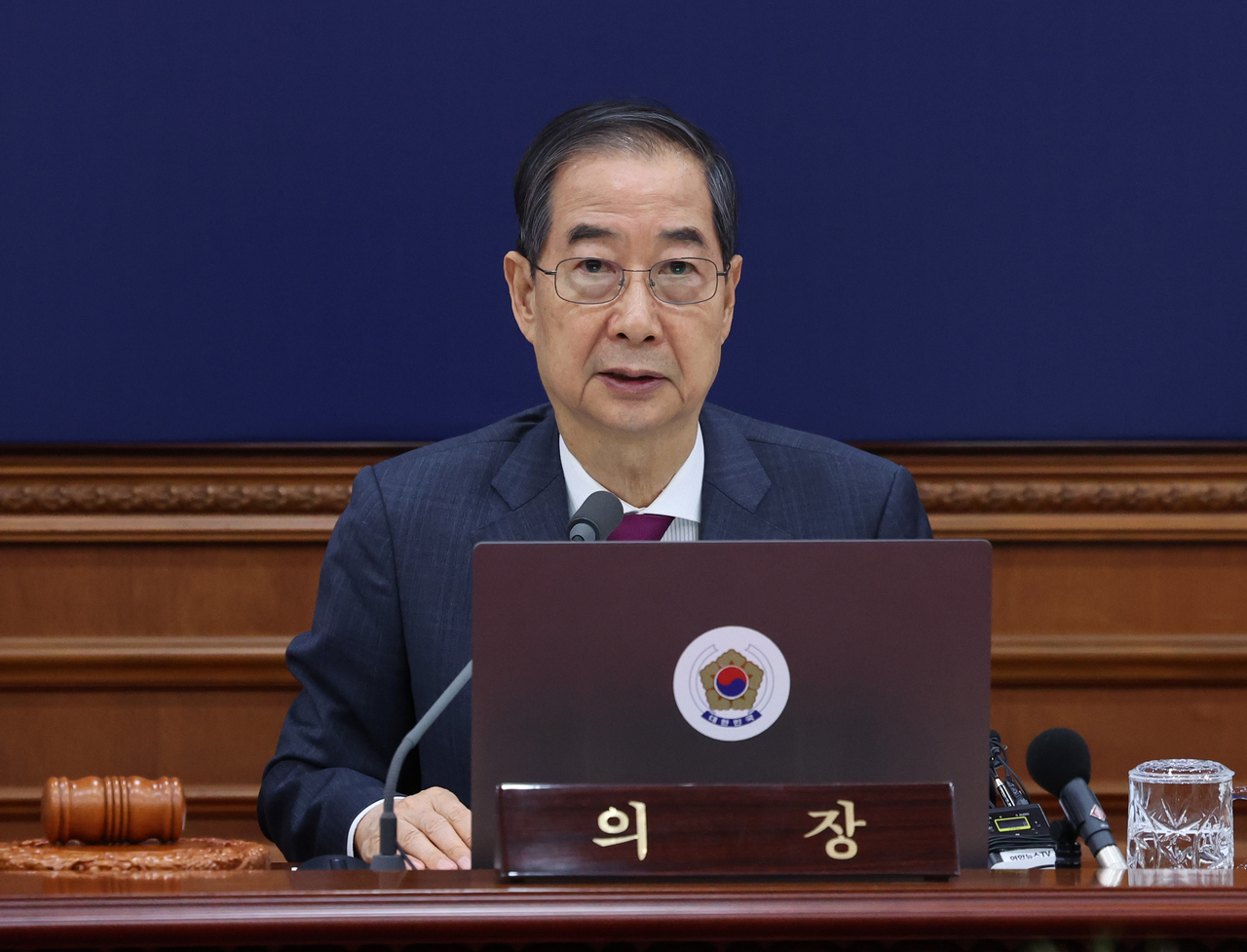 한덕수 대통령 권한대행 국무총리가 14일 정부서울청사에서 국무회의를 하고 있다.［연합］