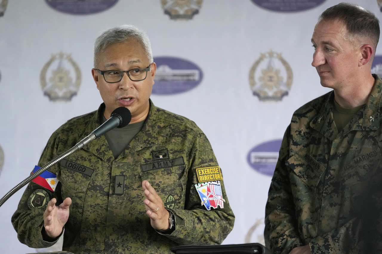 Philippine Brig. Gen. Michael Logico (left) gestures beside US Marine Corps Colonel Doug Krugman during a press conference in Quezon, Philippines, Tuesday. (AP-Yonhap)