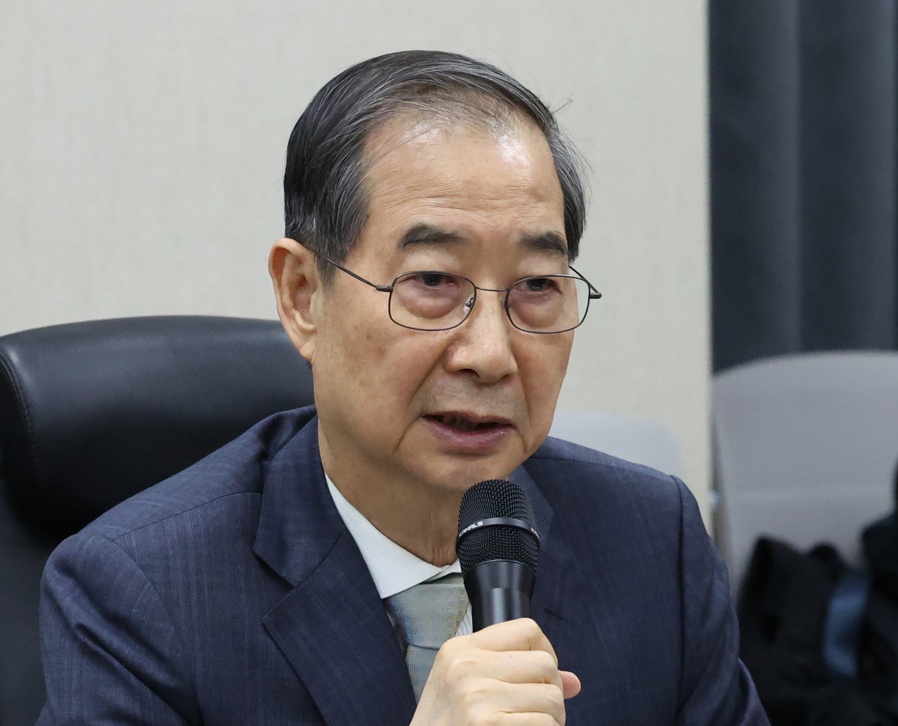 한덕수 대통령 권한대행 국무총리가 15일 기아 오토랜드 광주공장에서 자동차산업 현장 간담회를 하고 있다. 2025.4.15 [대통령실통신사진기자단]