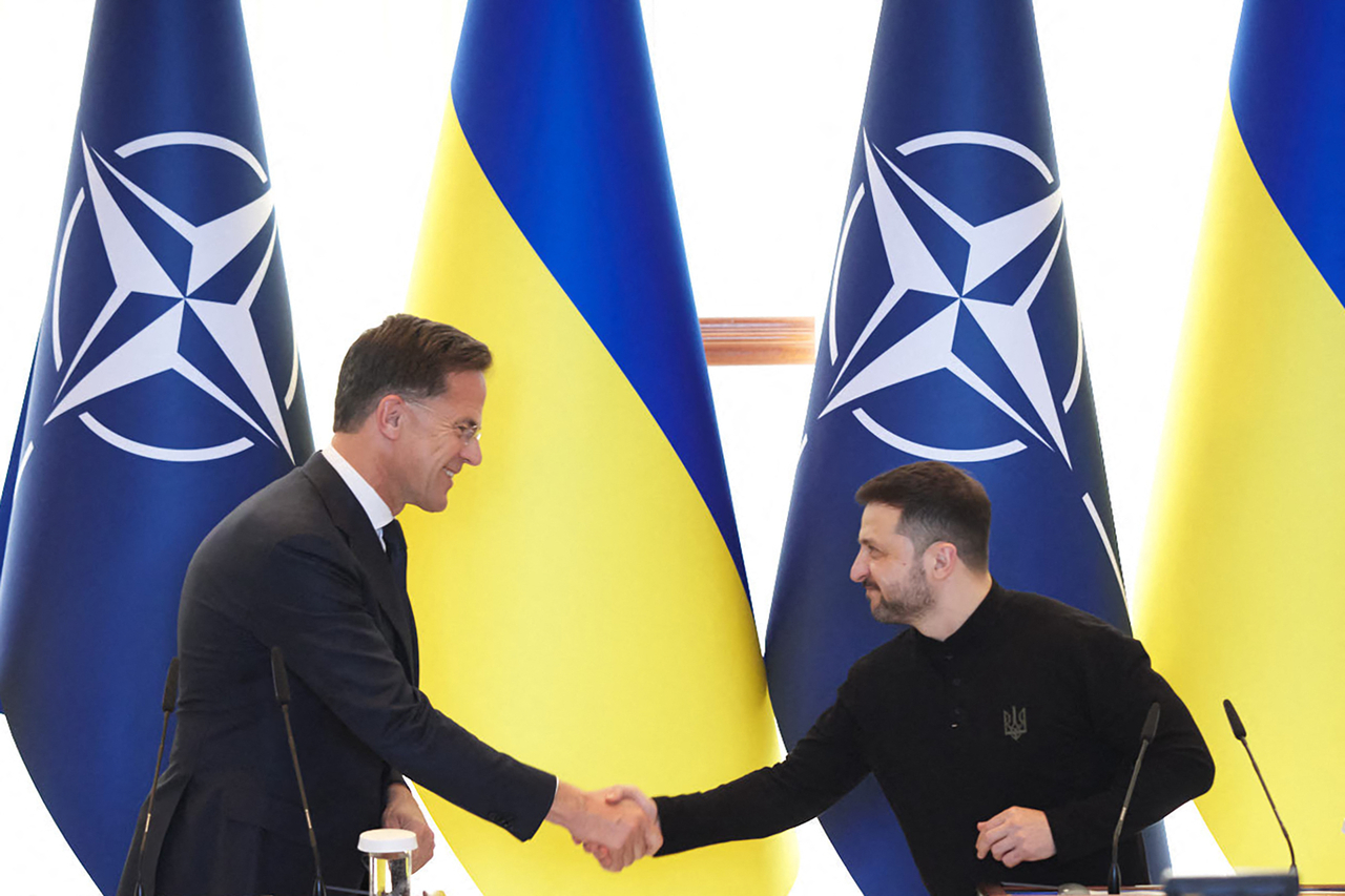 Ukraine's President Volodymyr Zelensky (right) shakes hands with NATO Secretary-General Mark Rutte in Odesa, Ukraine, Tuesday. (AFP-Yonhap)