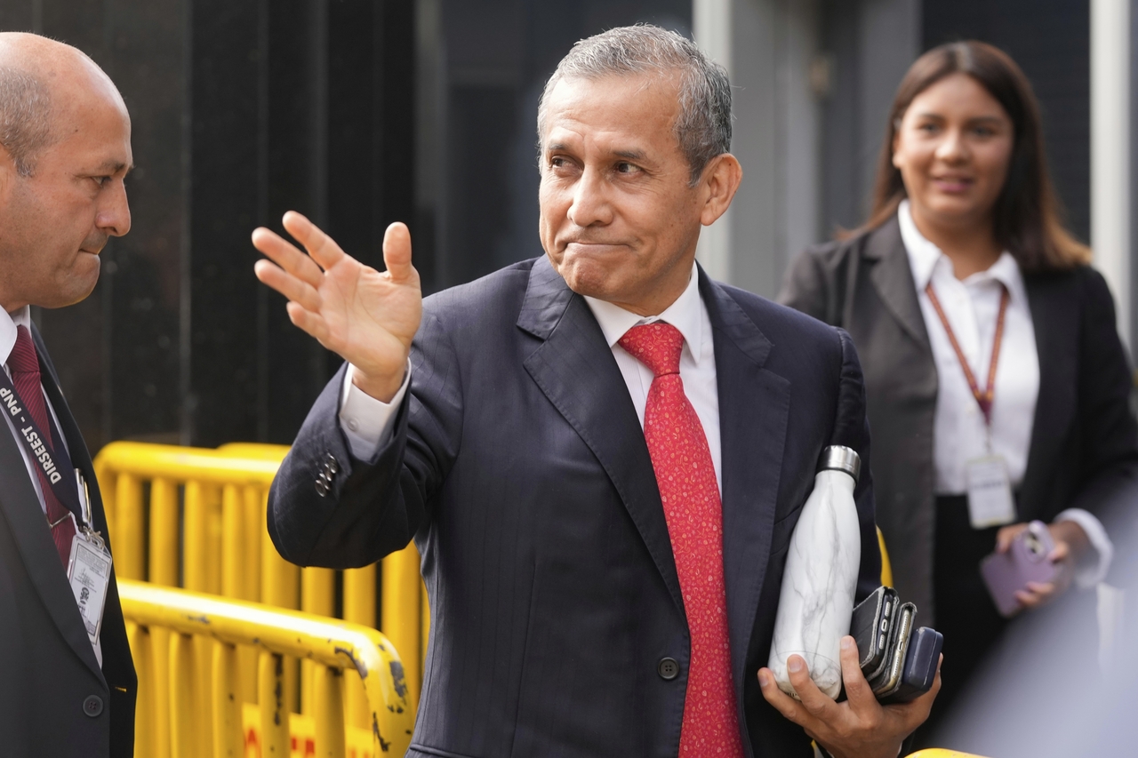 Former Peruvian President Ollanta Humala waves as he arrives to court for his trial in Lima, Peru, Tuesday. (AP-Yonhap)