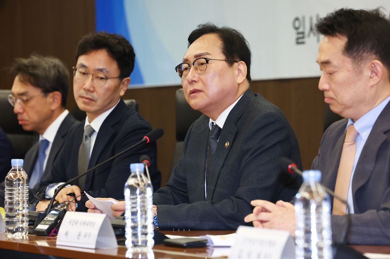 정인교(오른쪽 두 번째) 산업통상자원부 통상교섭본부장이 16일 서울 중구 대한상공회의소에서 열린 미 관세조치 대응 제1차 통상정책자문위원회에서 모두발언하고 있다.  [연합]