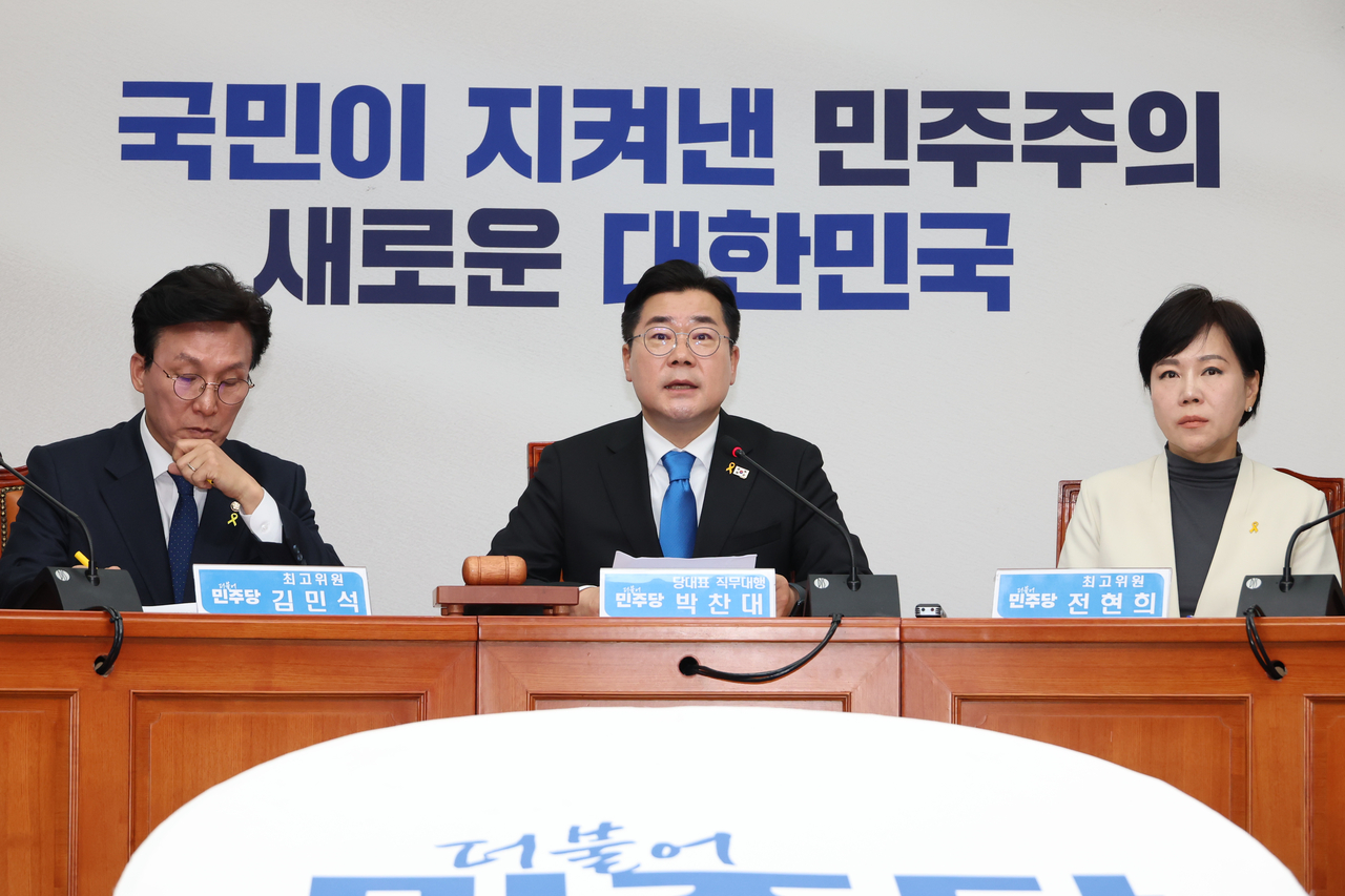 더불어민주당 박찬대 당대표 직무대행 겸 원내대표가 16일 서울 여의도 국회에서 열린 최고위원회의에서 발언하고 있다. [연합]