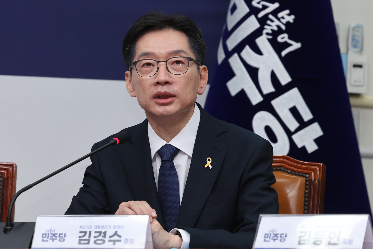 김경수 더불어민주당 예비후보가 16일 서울 여의도 국회에서 열린 공명선거 실천 서약식에서 경선에 임하는 각오를 밝히고 있다. 이날 김 예비후보는 왼쪽 가슴에 세월호 리본을 달았다. [연합]