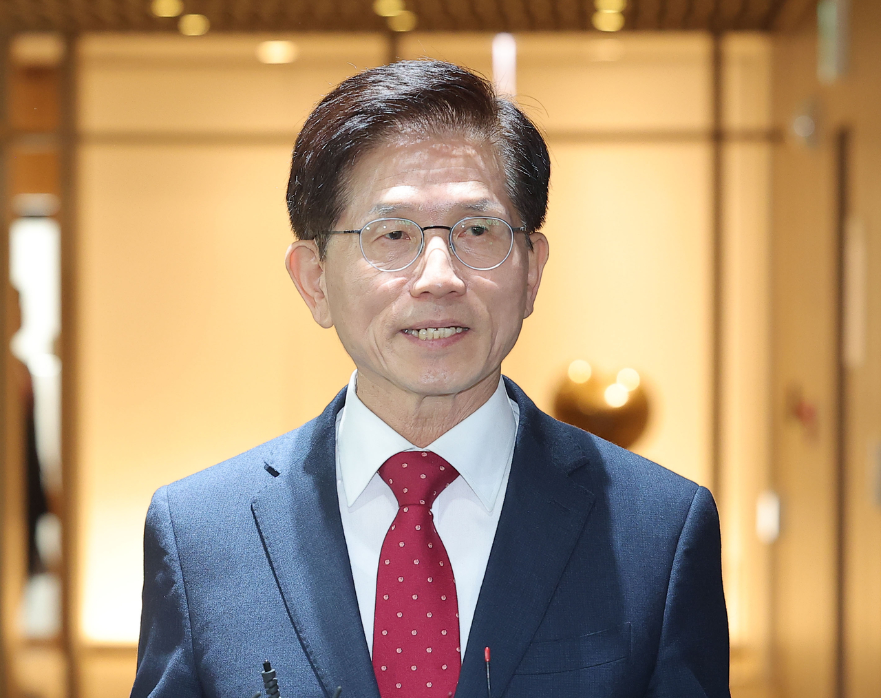16일 오전 서울시청에서 오세훈 서울시장과 회동을 마친 김문수 국민의힘 예비후보가 취재진 질문에 답하고 있다. [연합]