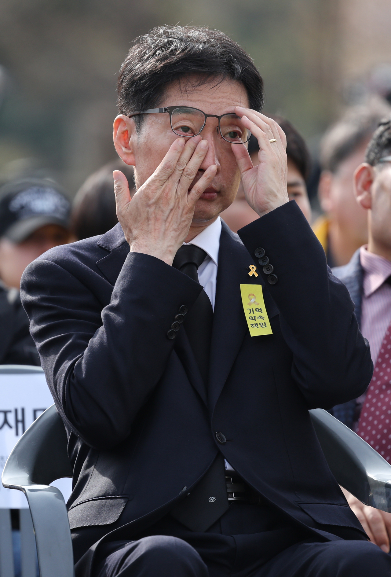 김경수 전 경남지사가 16일 안산시 단원구 화랑유원지에서 열린 세월호 참사 11주기 기억식에서 눈물을 흘리고 있다. [연합]