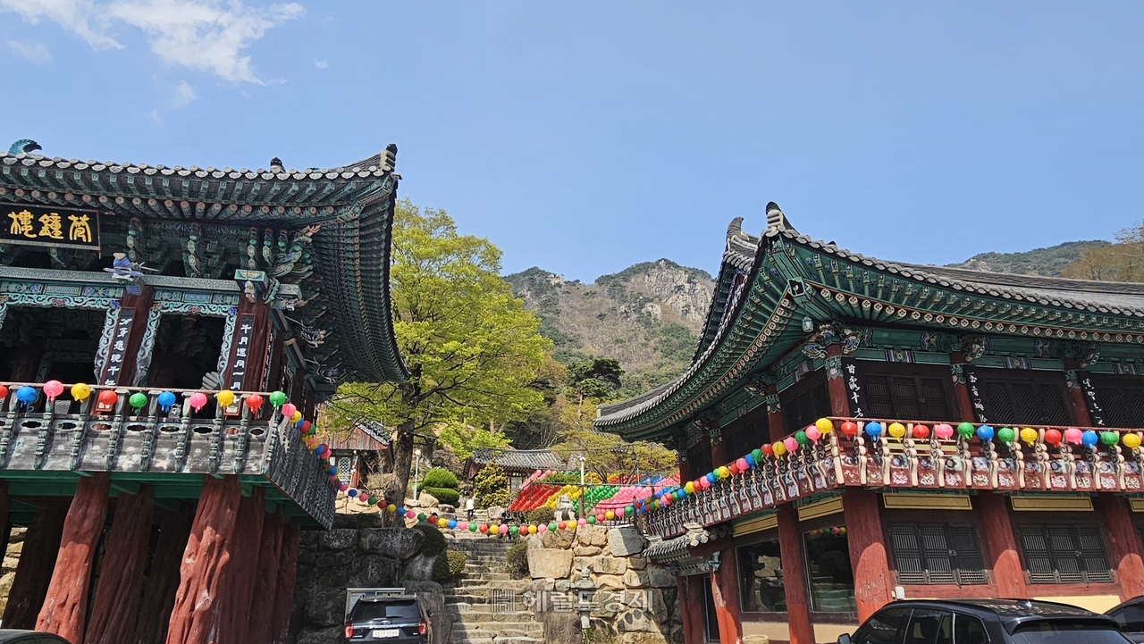 은하사 범종루(왼쪽)와 보제루