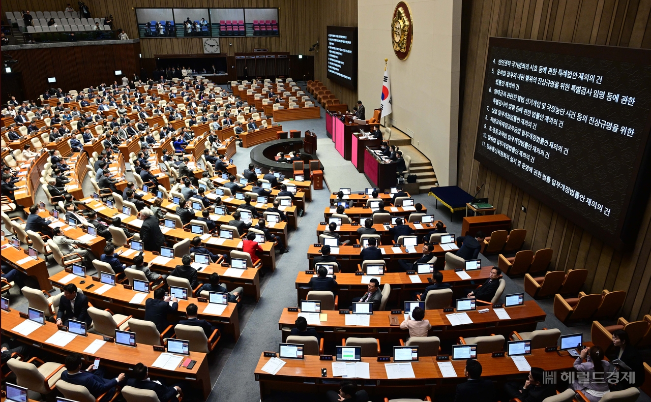 상법 개정안과 내란·명태균 특검법 등 대통령 권한대행의 재의요구권 행사로 인해 국회로 되돌아온 8개 법안이 17일 오후 서울 여의도 국회 본회의에 상정되고 있다. 이상섭 기자