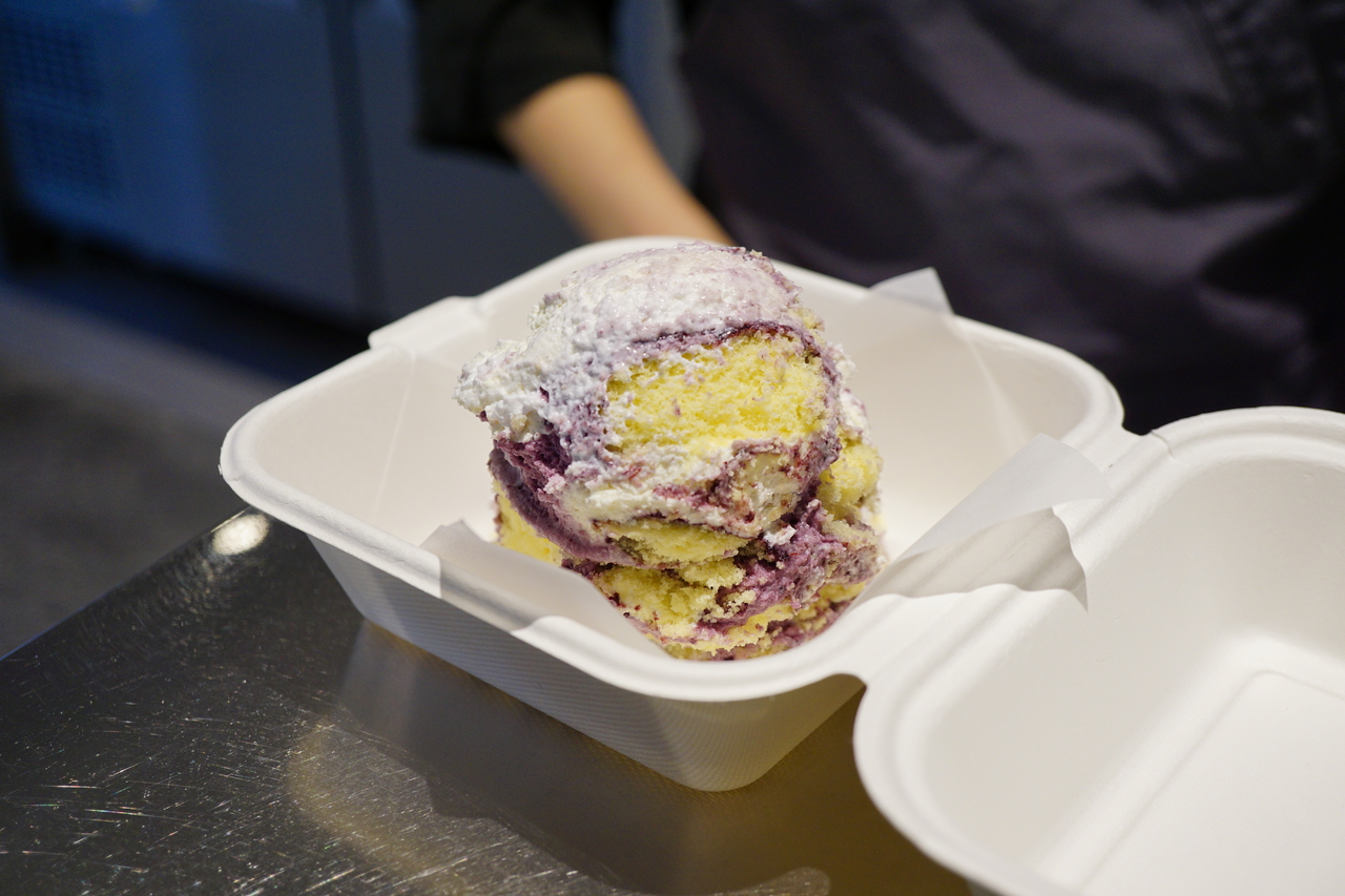 Cake sold by gram at Triode (Kim Da-sol/The Korea Herald)
