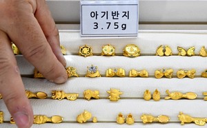 돌반지 팔자던 아내 “참으면 더 오를까?”…금값 3350弗 또 ‘사상 최고’ [투자360]