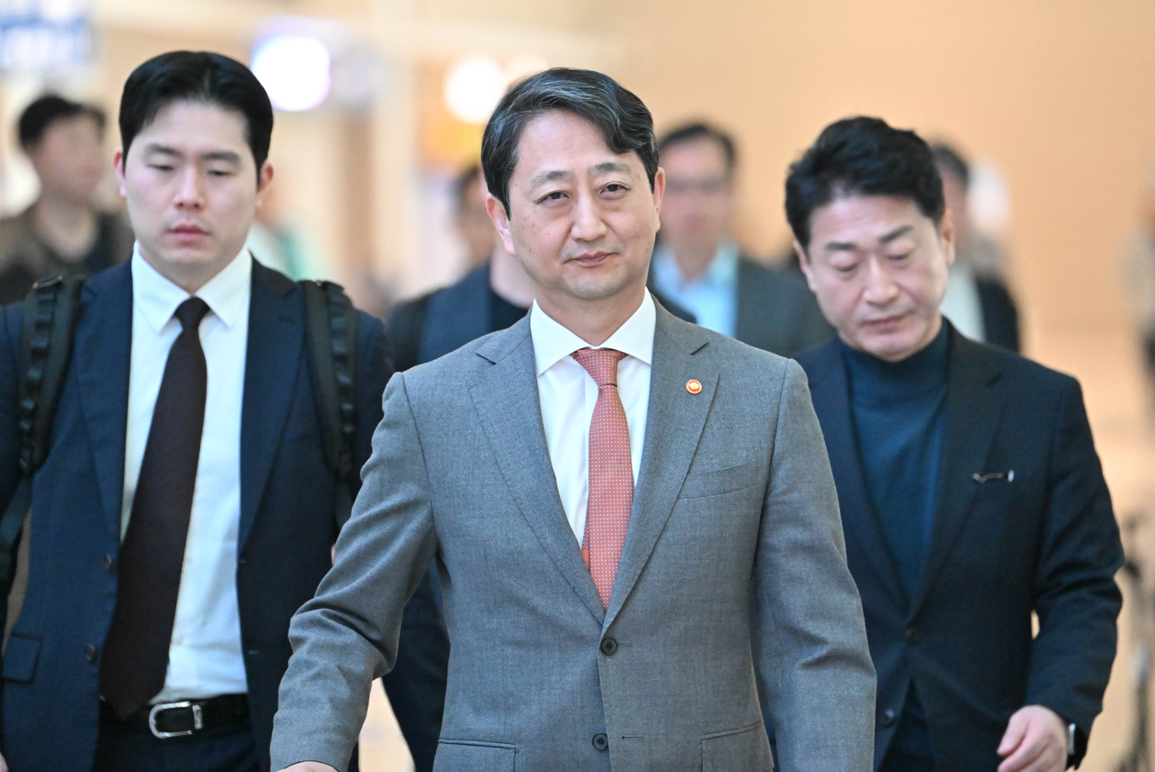 안덕근(가운데) 산업통상자원부 장관이 지난달 20일 오전 인천국제공항 제2터미널을 통해 워싱턴 D.C로 출국하고 있다. 영종도=임세준 기자