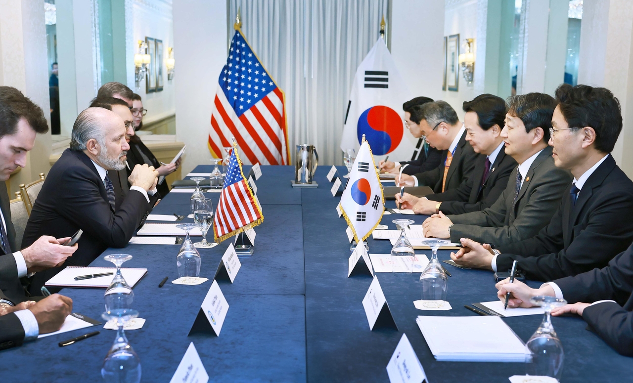 안덕근(왼쪽 두번째) 산업통상자원부 장관이  지난달 21일(현지시간) 미국 워싱턴 D.C. 월라드호텔에서 하워드 러트닉 미 상무부 장관과 면담을 진행하고 있다.［산업통상자원부 제공］